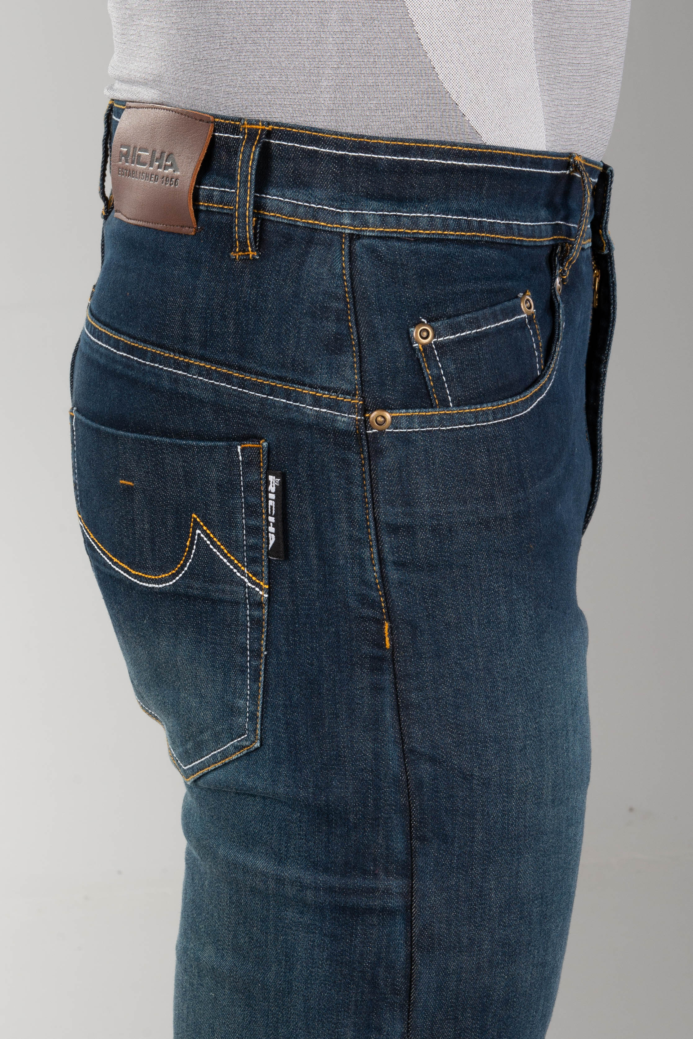 Vaqueros de Moto Richa Throne