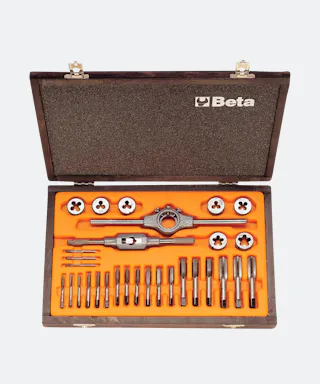 Assortiment verchroomde tappen en snijplaten, metrische draad houten kist Beta Tools