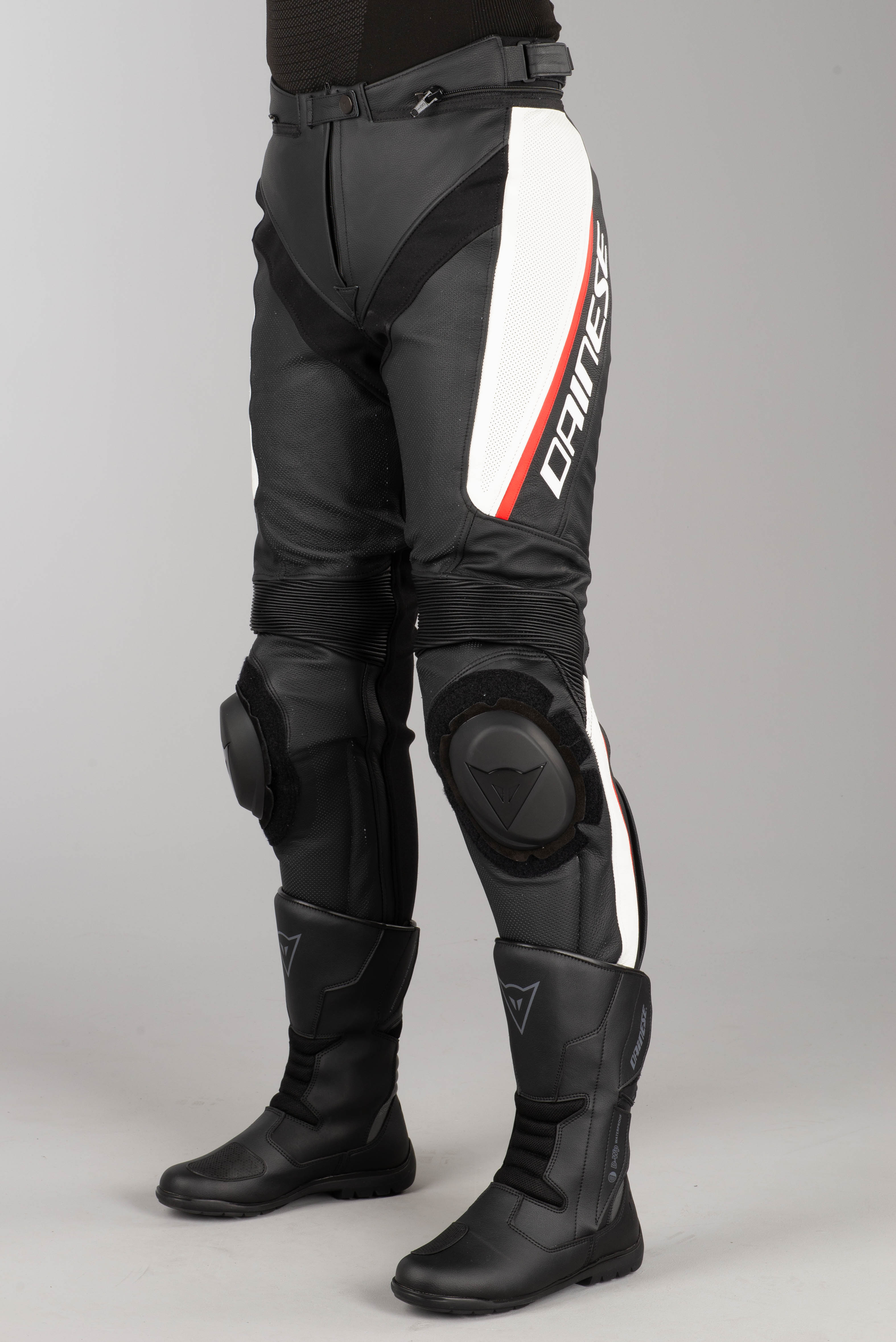 Skinnbukser Dame Dainese Delta 3 Perf. Svart Hvit Rød Skinnbukser Dame Dainese Delta 3 Perf. Svart Hvit Rød