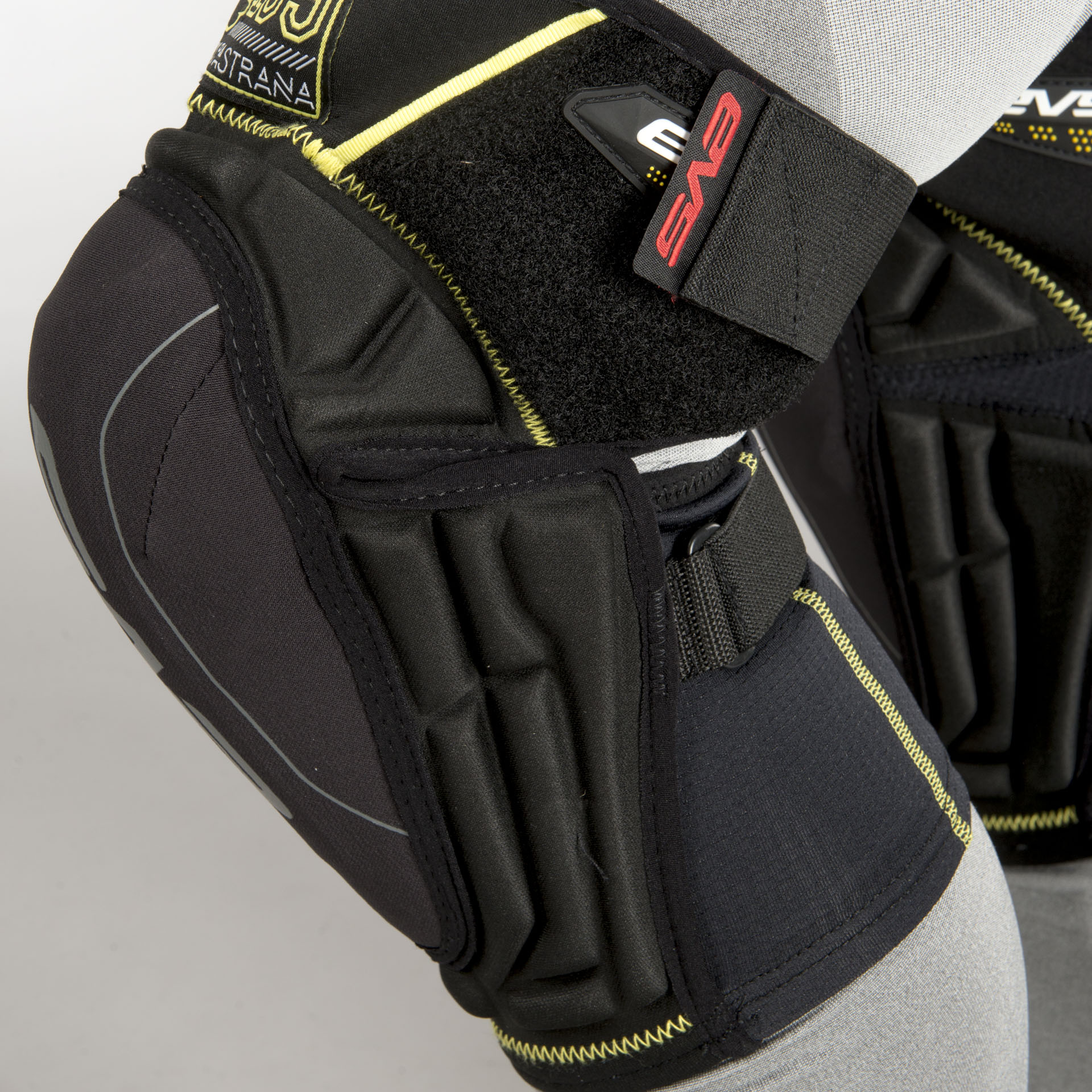 EVS TP199 Light Travis Pastrana Knee Guards Black | 24MX