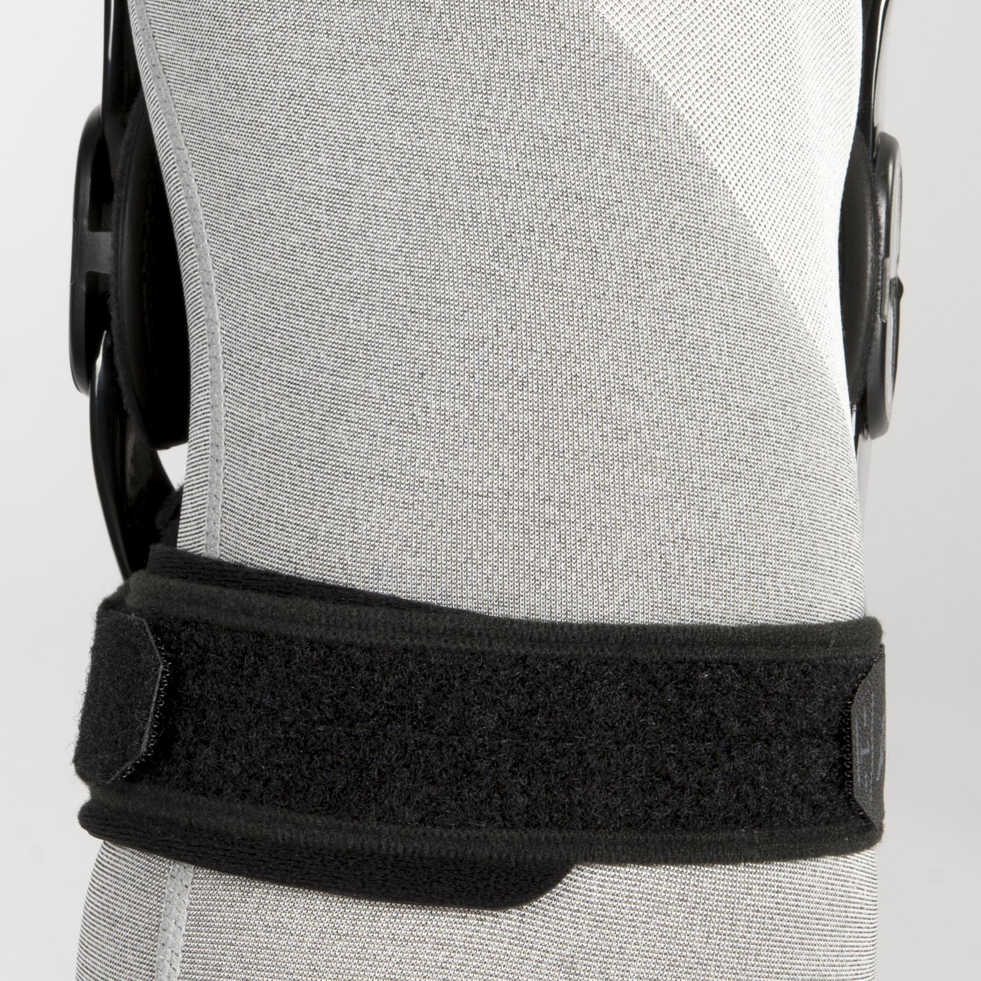POD K8 Knee Protection Right Carbon