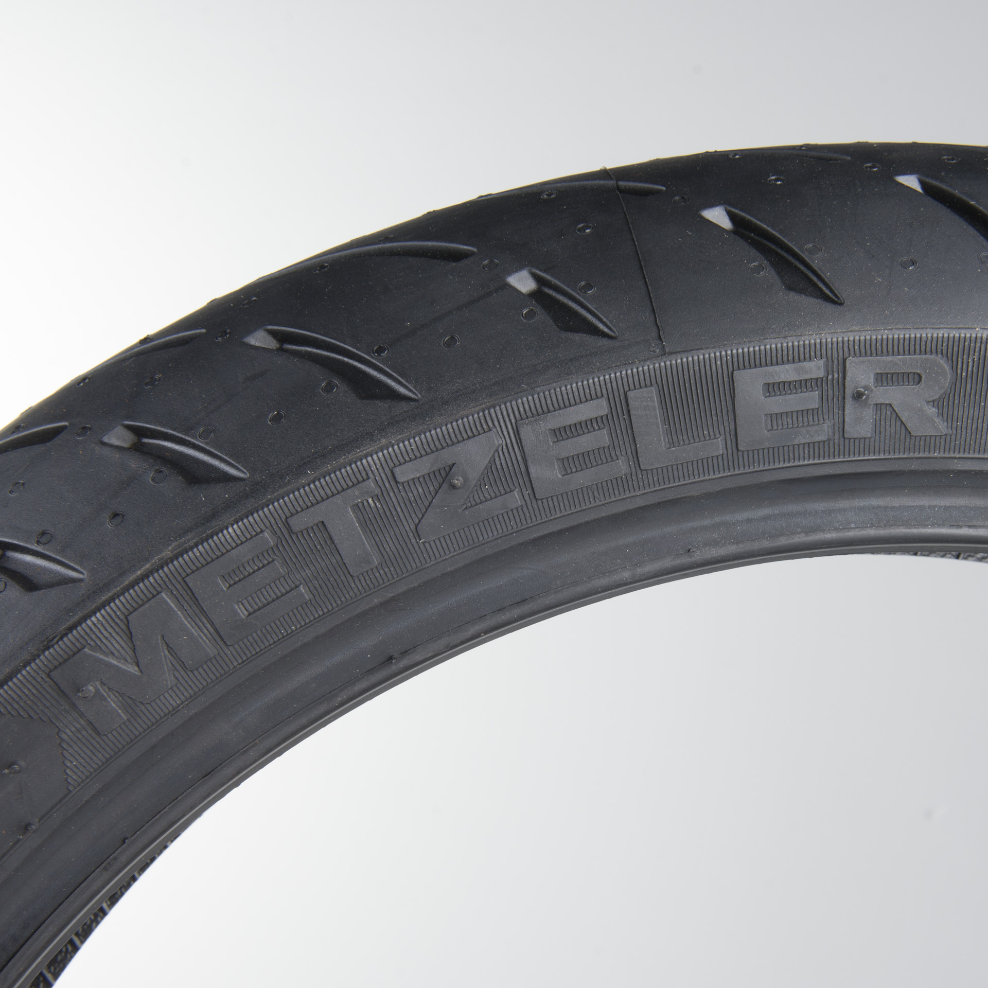 Metzeler ROADTEC™ 01 MC Front/Rear Tyre 4.00 - 18 M/C 64V TL