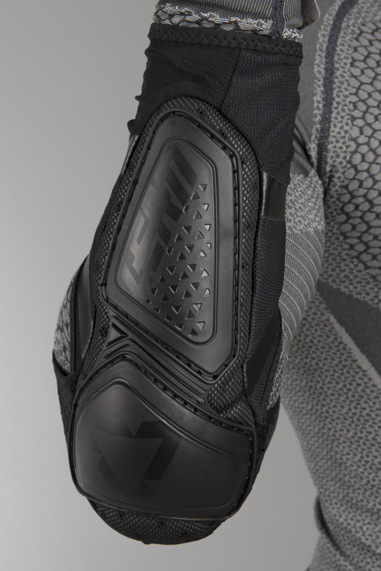 Leatt Contour Elbow Protection Black