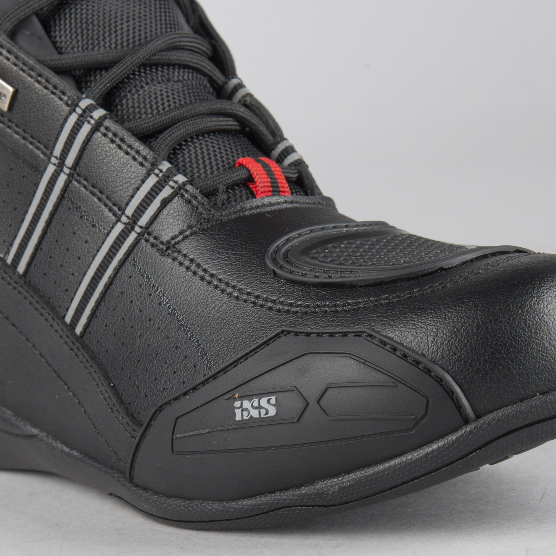sports shoes rs 300