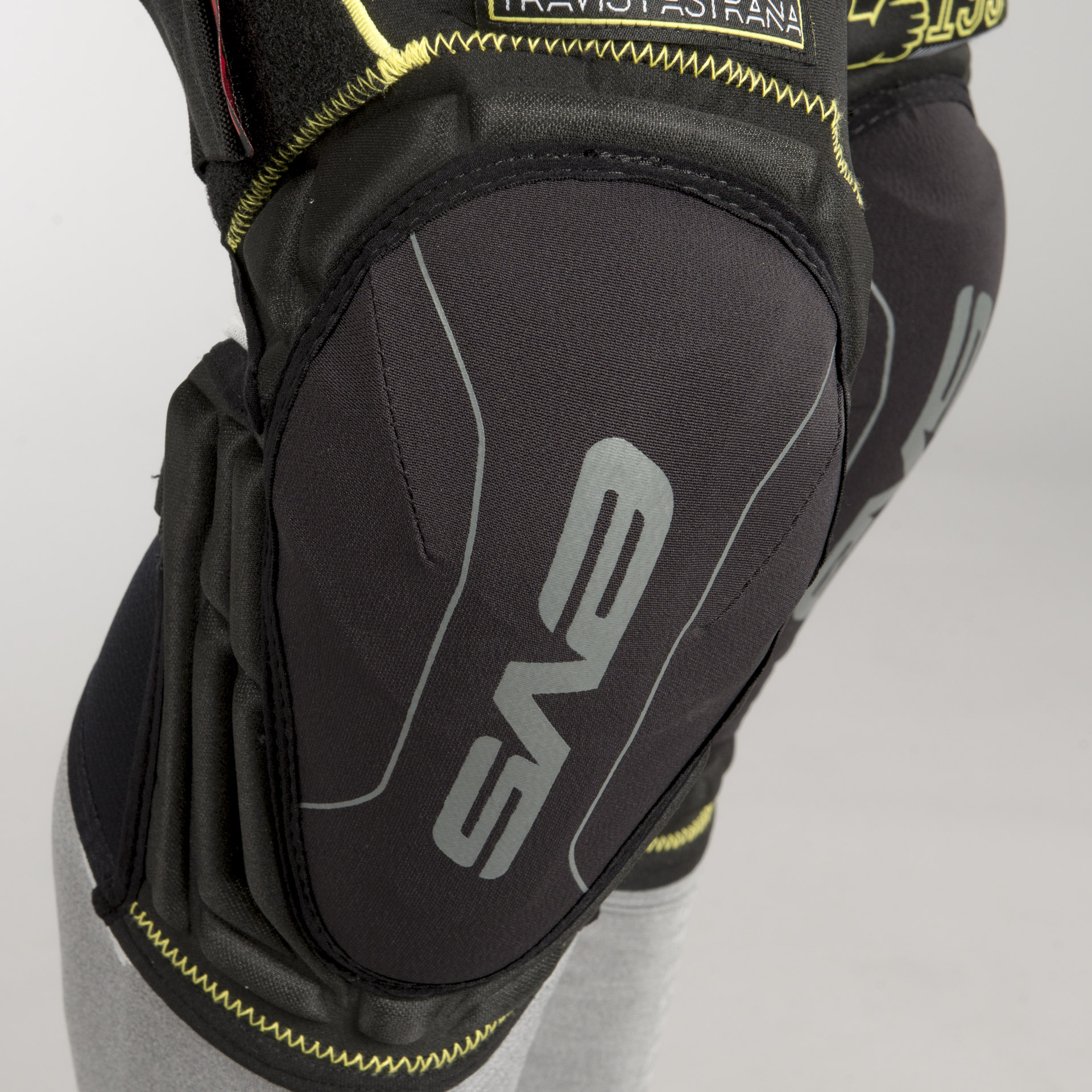 EVS TP199 Light Travis Pastrana Knee Guards Black | 24MX