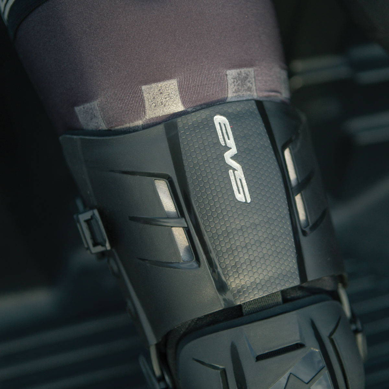 EVS RS9 Knee Brace Black