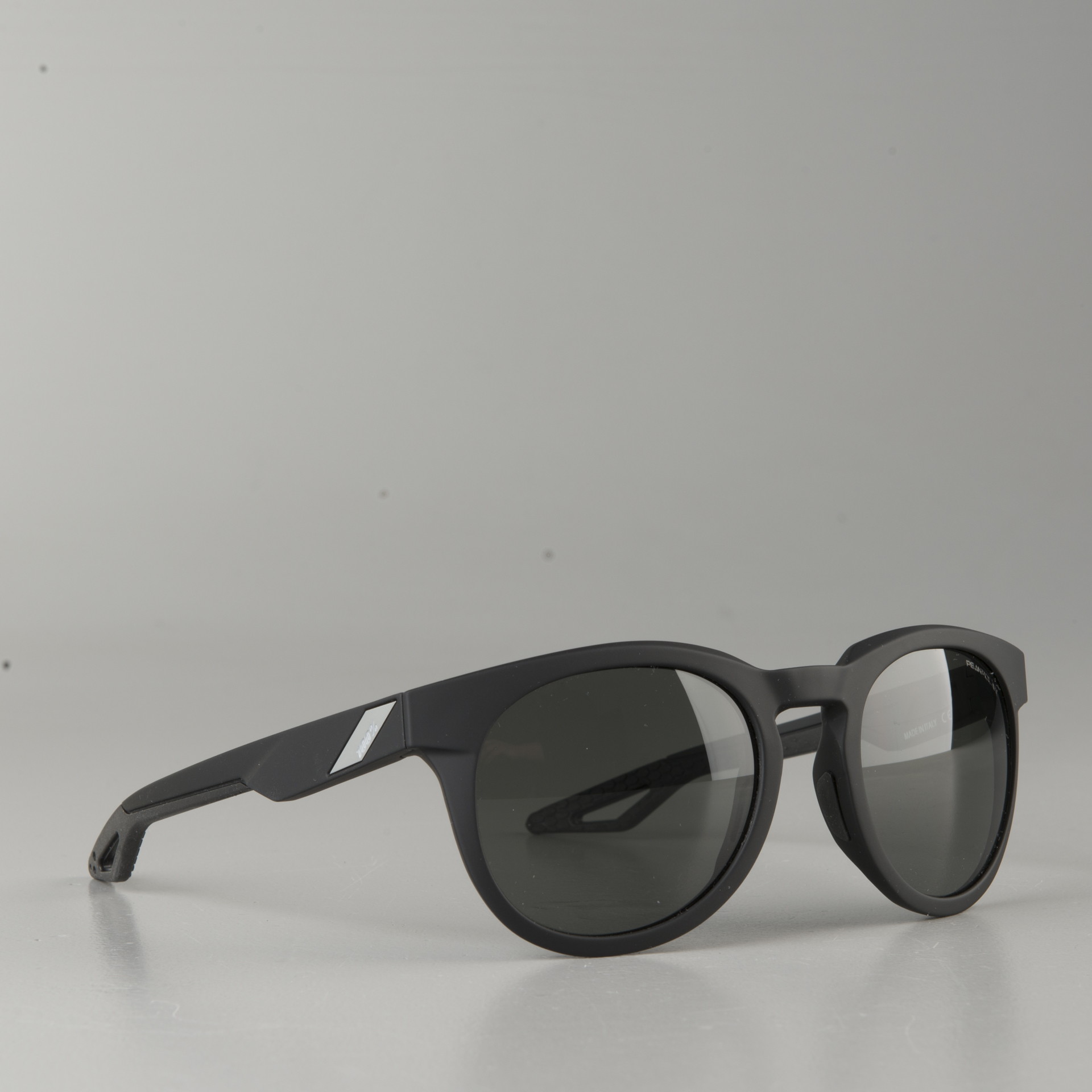 Lunettes de soleil TR90 avec monture grise et verre noirs Lunettes de soleil TR90 avec monture grise et verre noirs